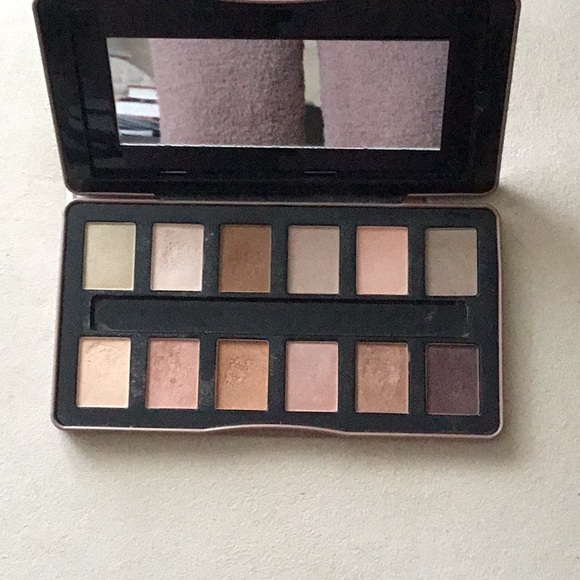 BH Nude Rose Eyeshadow Pallet (Lightly Swatched) - Picture 3 of 6